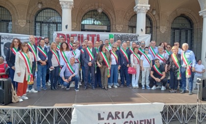Centinaia di persone in piazza a Bergamo per dire no all'inceneritore della Montello