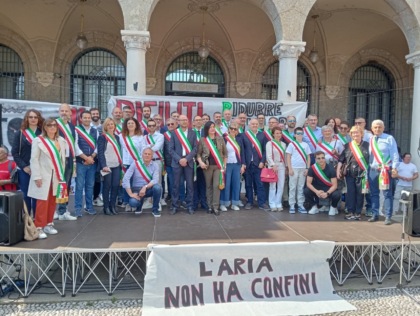 Centinaia di persone in piazza a Bergamo per dire no all’inceneritore della Montello