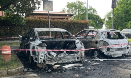 Pontirolo, ignoti incendiano due auto nella notte: è il nono episodio in un anno