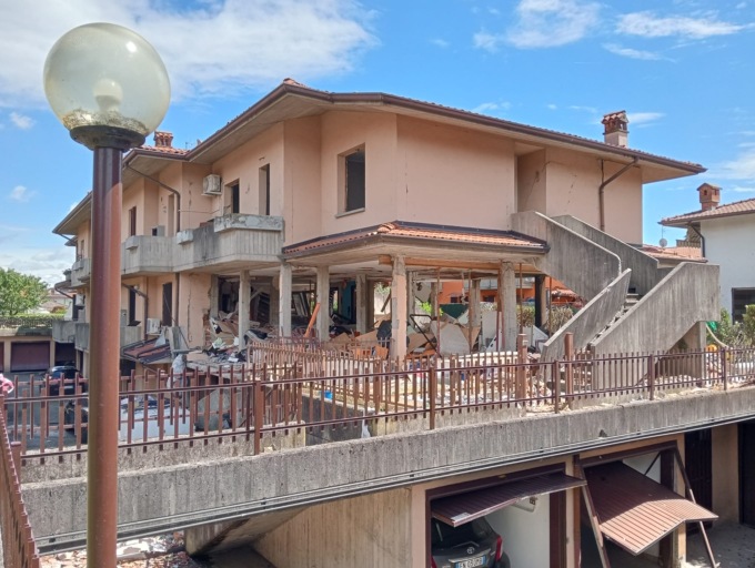 Villetta esplosa a Bagnatica, a causare il botto sarebbe stato il cedimento della giuntura di un tubo nel muro della cucina