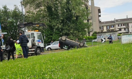 Auto con alla guida 25enne si ribalta a una rotatoria a Treviglio: niente di grave, ma tanto spavento