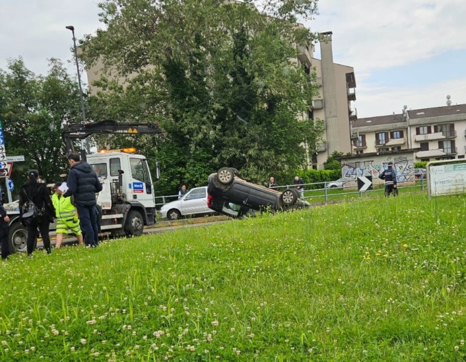 Auto con alla guida 25enne si ribalta a una rotatoria a Treviglio: niente di grave, ma tanto spavento