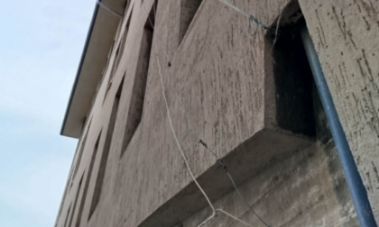 Tolte le luminarie in centro a Bergamo, ma sono rimasti i cavi: «Non sono a norma»