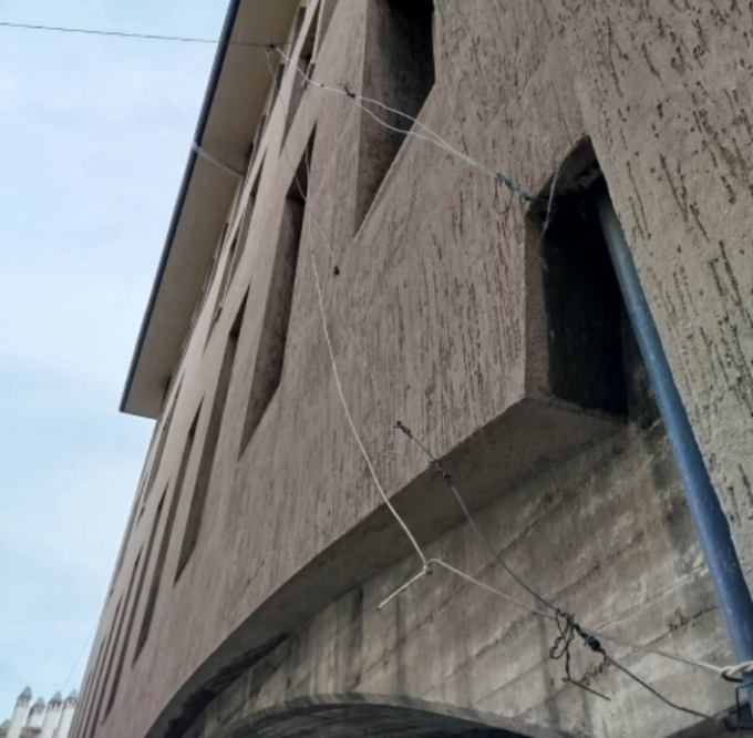 Tolte le luminarie in centro a Bergamo, ma sono rimasti i cavi: «Non sono a norma»
