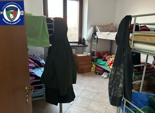In dodici in un trilocale a Romano: il business delle case-ostello per i lavoratori della logistica