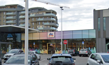 Rubano una borsa al Dm di Treviglio, i clienti li inseguono e sventano il furto
