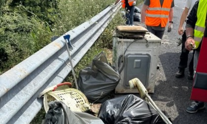 Rifiuti e pure una lavatrice abbandonati in campagna a Calcio: pulizia a cura dei volontari de "Il Gelso"