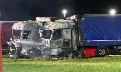 Il boato e la colonna di fumo: bruciati due camion a Ciserano, si indaga per incendio doloso