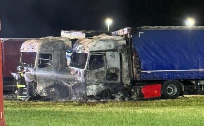 Il boato e la colonna di fumo: bruciati due camion a Ciserano, si indaga per incendio doloso