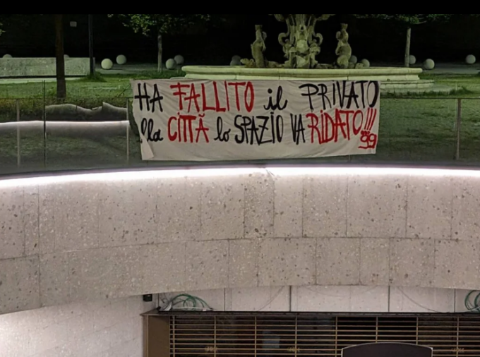 Lo striscione apparso di notte sopra il Balzer Globe: «Il privato è fallito, restituite lo spazio ai cittadini»
