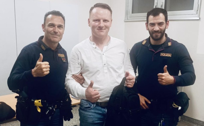 Turista polacco dimentica lo zaino sul bus: una volante lo rintraccia e lo recupera (con 800 euro all’interno)