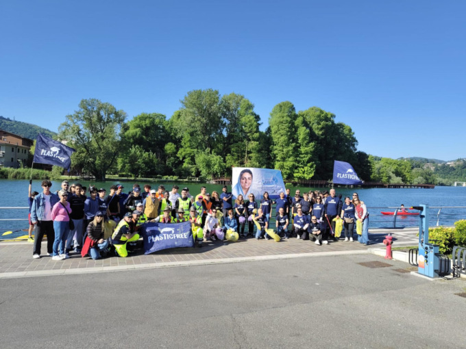 Passeggiata ecologica di Plastic free a Sarnico: raccolti sulle sponde e nel lago 50 chili di rifiuti