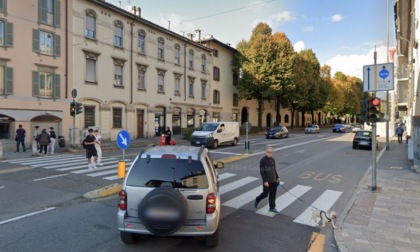 No ai parcheggi al posto della corsia dei bus in via Frizzoni, la rabbia dei commercianti