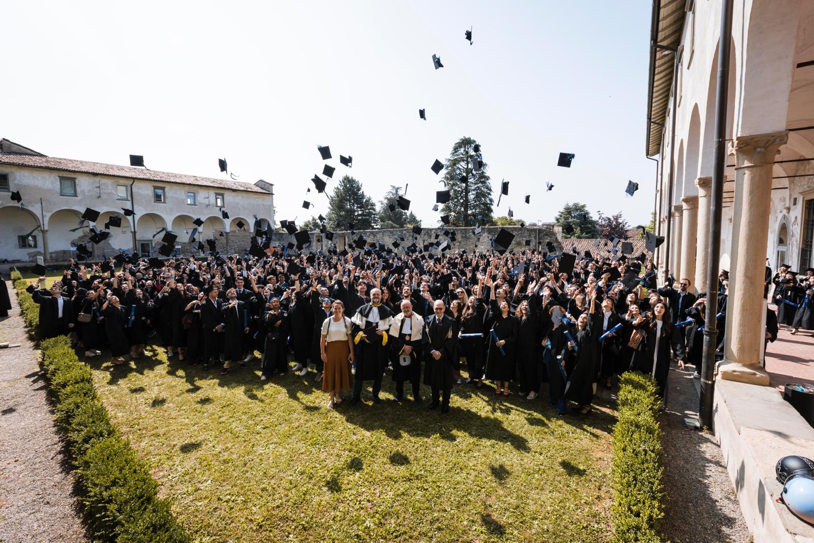 02. Lancio del tocco nel chiostro maggiore_Graduation Day 2025_UniBg