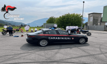 Con scooter truccati impennavano e sgommavano tra la folla: sanzionati cinque giovani