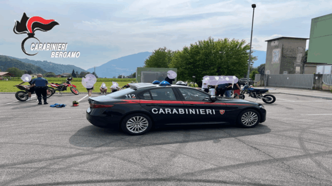 Con scooter truccati impennavano e sgommavano tra la folla: sanzionati cinque giovani