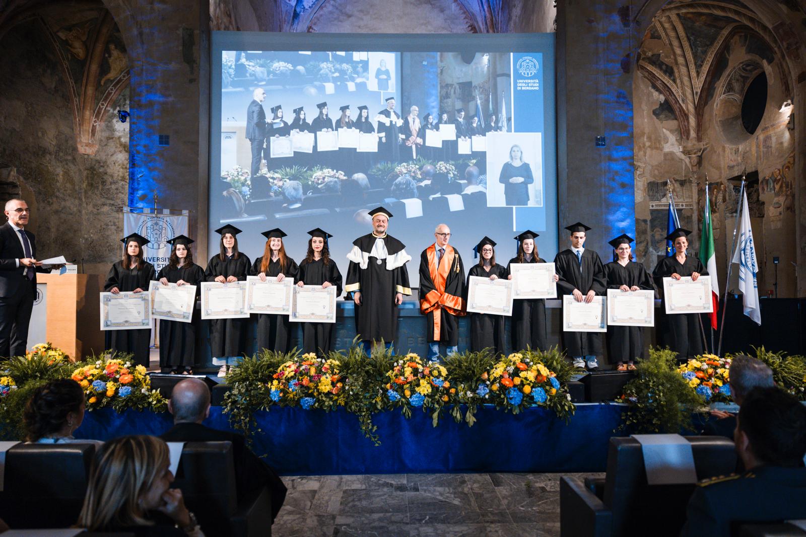 09. Rettore Cavalieri con neolaureati_Graduation Day 2025_UniBg