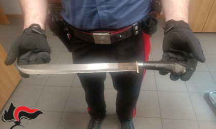 San Paolo d'Argon, lunga lama spunta dalla tasca portaoggetti dell'auto: sequestrata