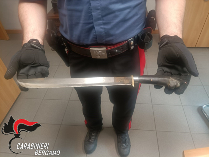 San Paolo d’Argon, lunga lama spunta dalla tasca portaoggetti dell’auto: sequestrata