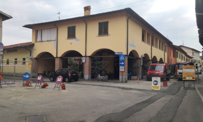 Dalle 23 alle 7 non ci si può sedere in piazza: l'originale divieto messo a Calvenzano