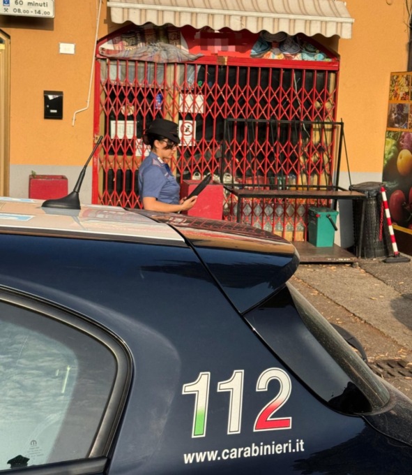 Calcio, 17 mila euro di multa a un negozio di alimentari: igiene precaria e prodotti scaduti