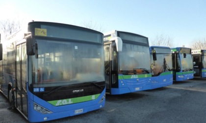 Studente minacciato con una pistola sul bus a Romano, il padre lo vendica a colpi di roncola
