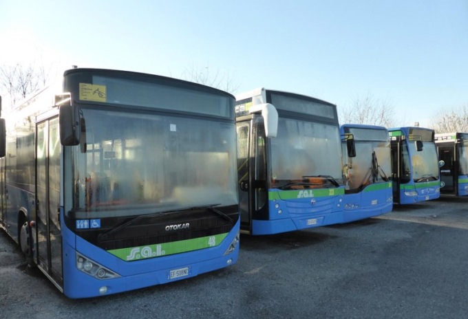 Studente minacciato con una pistola sul bus a Romano, il padre lo vendica a colpi di roncola