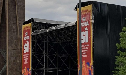 Affissioni per il "sì" ai referendum in piazzale Alpini. Il Comune: «Via a mezzanotte»