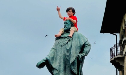 C’è un bambino sulle spalle di Garibaldi, alla Rotonda dei Mille: è un'opera di Cattelan