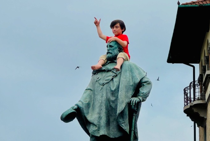 C’è un bambino sulle spalle di Garibaldi, alla Rotonda dei Mille: è un’opera di Cattelan