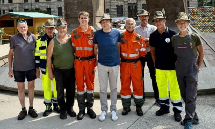 Le penne nere puliscono il monumento in Piazzale Alpini. E chiedono un intervento