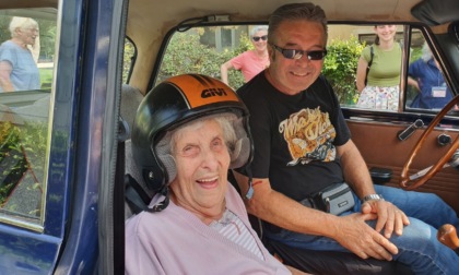 Ricordi ed emozioni per gli anziani della Rsa di Alzano a bordo delle auto d'epoca