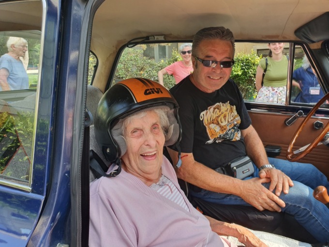 Ricordi ed emozioni per gli anziani della Rsa di Alzano a bordo delle auto d’epoca