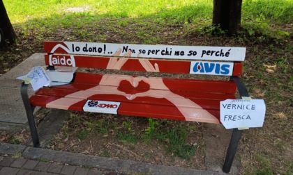 Una panchina rossa a Nembro, fatta da ragazze e ragazzi, per dire grazie a chi dona