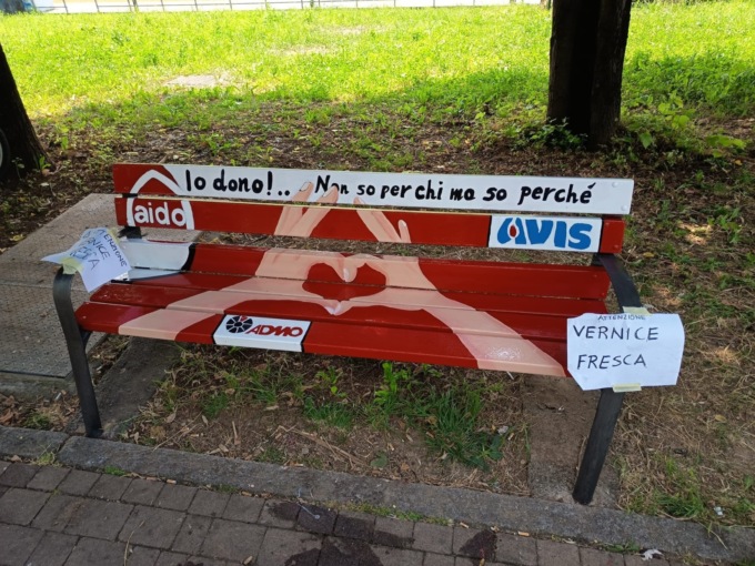 Una panchina rossa a Nembro, fatta da ragazze e ragazzi, per dire grazie a chi dona