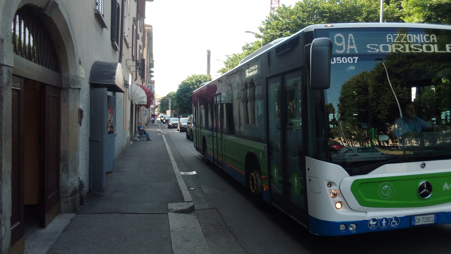 Gli autobus in via Pitentino