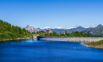 Giro ad anello attorno ai bellissimi Laghi Gemelli, un'icona delle nostre montagne