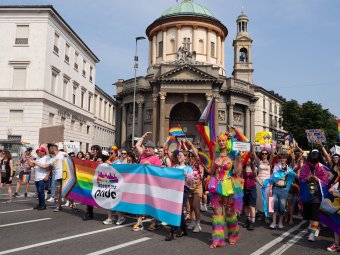 Colori, sorrisi e baci: la grande festa del Bergamo Pride 2025 raccontata in 140 foto
