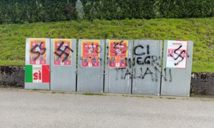 Svastiche e scritte contro i “negri italiani” sui tabelloni del referendum a Pontida