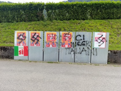 Svastiche e scritte contro i “negri italiani” sui tabelloni del referendum a Pontida