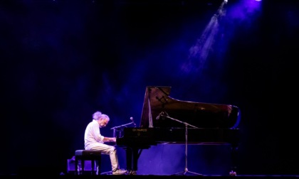 Solo Bollani può far convivere “Tanti auguri” e “Cocaine” in una sola canzone