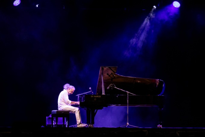 Solo Bollani può far convivere “Tanti auguri” e “Cocaine” in una sola canzone
