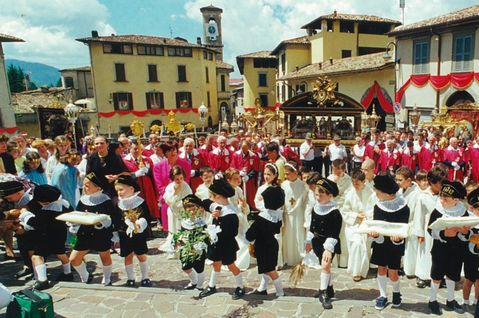 Corpus Domini e SS. Martiri Patroni, a Gandino la processione giubilare con mons. Delpini