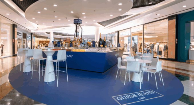 A Oriocenter è arrivato il Guess Jeans Cafè, molto più di un semplice locale