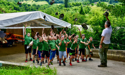 Quaranta tra ragazze e ragazzi di Leffe alla scoperta di valori e natura con gli Alpini