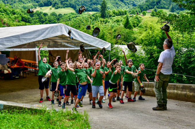 Quaranta tra ragazze e ragazzi di Leffe alla scoperta di valori e natura con gli Alpini