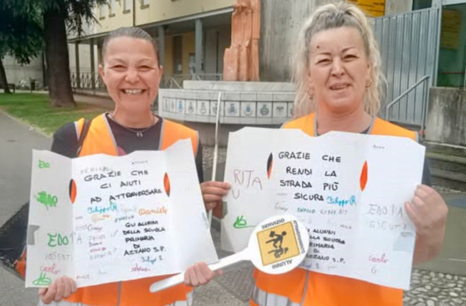 Il grazie di scolaretti e scolarette di Azzano San Paolo agli “angeli della strada”