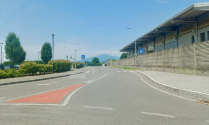 Incrocio pericoloso alla piazzola ecologico di Azzano, cresce la rabbia dei residenti