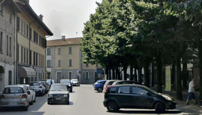 Dopo aver bevuto diverse birre, si sfidano in una “pipì run” in centro a Romano