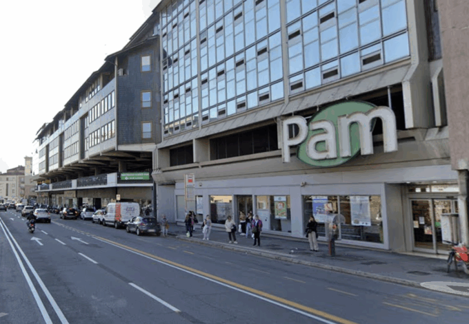 Avete presente il palazzo del Pam? Studi e appartamenti tornano sul mercato